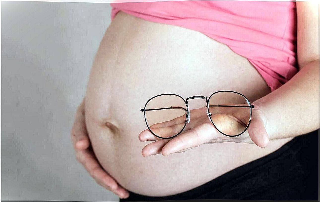 Pregnant woman suddenly needs glasses