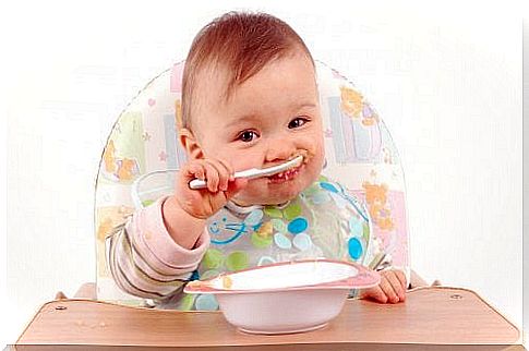 Playing with food stimulates the child's cognitive development