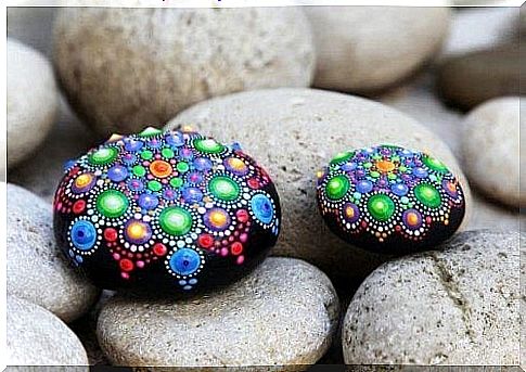 Decorating stones: simple and beautiful crafts