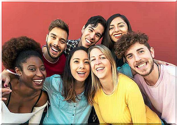 A group of teenagers smiling.