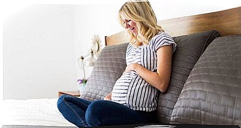 Pregnant woman feels her baby's hiccups